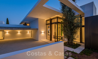 Amplia villa moderna en venta con espectaculares vistas al mar en una comunidad cerrada en Benahavis - Marbella 40770 