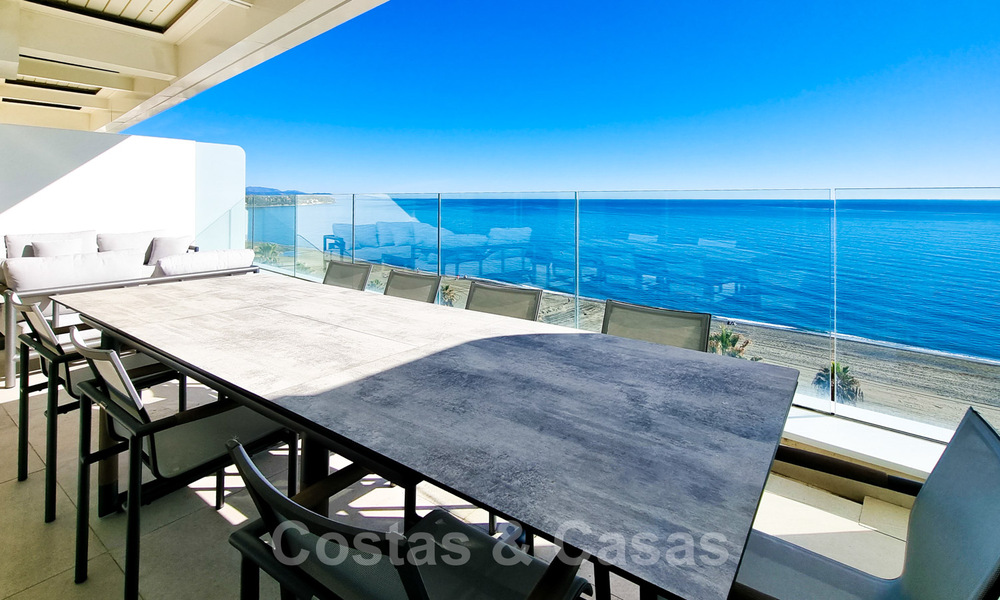 Lujosos áticos en venta, en un complejo nuevo, en primera línea de playa con impresionantes vistas al mar, en el centro de Estepona 40624