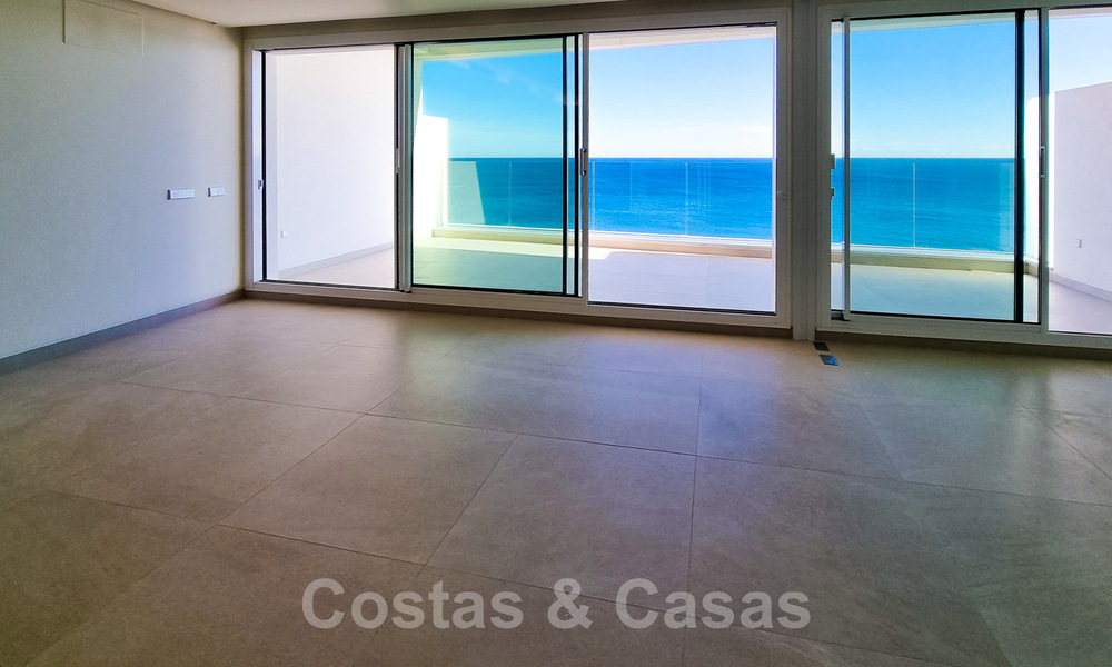 Lujosos áticos en venta, en un complejo nuevo, en primera línea de playa con impresionantes vistas al mar, en el centro de Estepona 40653