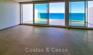 Lujosos áticos en venta, en un complejo nuevo, en primera línea de playa con impresionantes vistas al mar, en el centro de Estepona 40653 