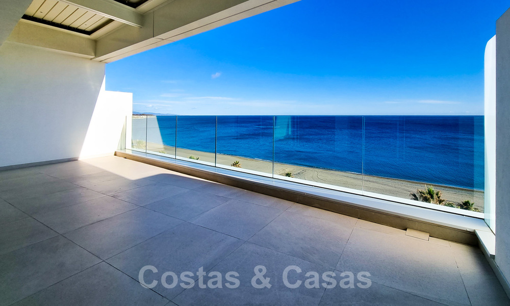 Lujosos áticos en venta, en un complejo nuevo, en primera línea de playa con impresionantes vistas al mar, en el centro de Estepona 40654