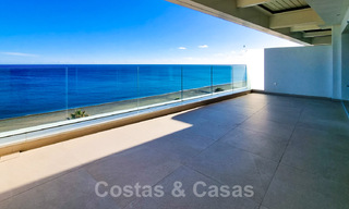 Lujosos áticos en venta, en un complejo nuevo, en primera línea de playa con impresionantes vistas al mar, en el centro de Estepona 40655 