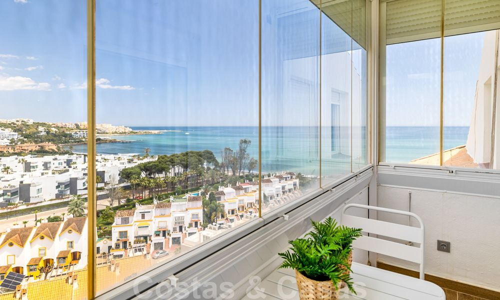 Se vende ático totalmente reformado, con vistas panorámicas al mar, en un complejo de primera línea de playa, en Estepona Oeste 41065