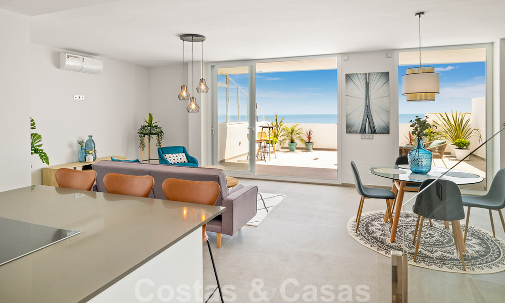 Se vende ático totalmente reformado, con vistas panorámicas al mar, en un complejo de primera línea de playa, en Estepona Oeste 41074