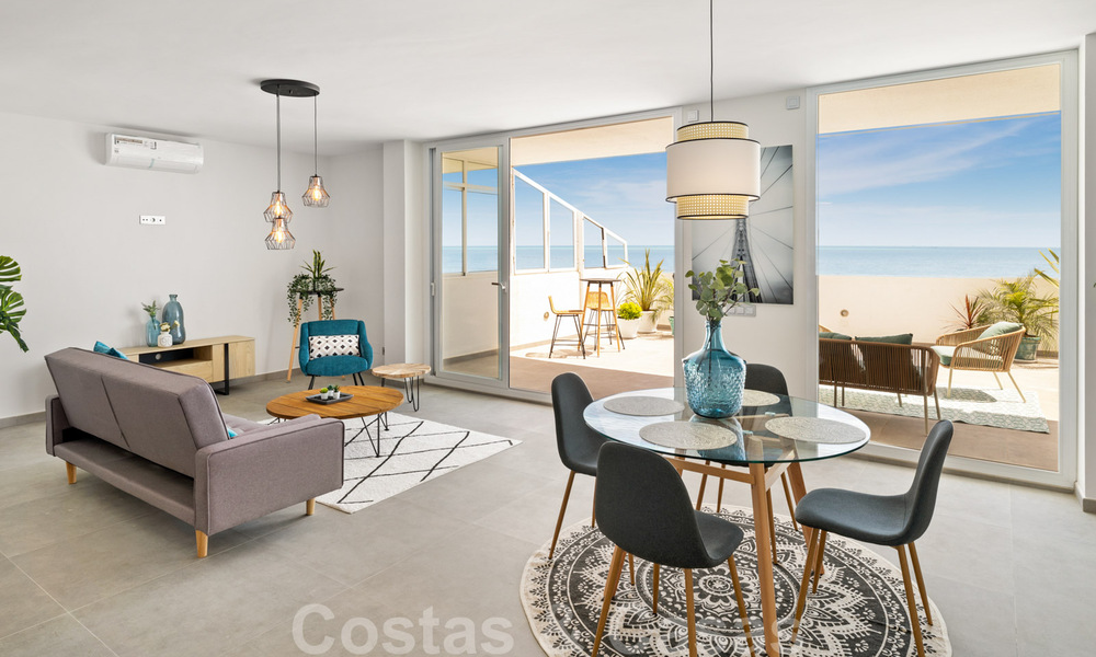 Se vende ático totalmente reformado, con vistas panorámicas al mar, en un complejo de primera línea de playa, en Estepona Oeste 41075