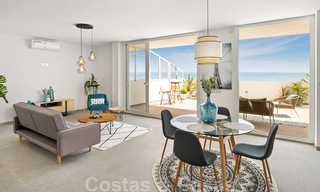 Se vende ático totalmente reformado, con vistas panorámicas al mar, en un complejo de primera línea de playa, en Estepona Oeste 41075 