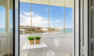 Se vende ático totalmente reformado, con vistas panorámicas al mar, en un complejo de primera línea de playa, en Estepona Oeste 41088 