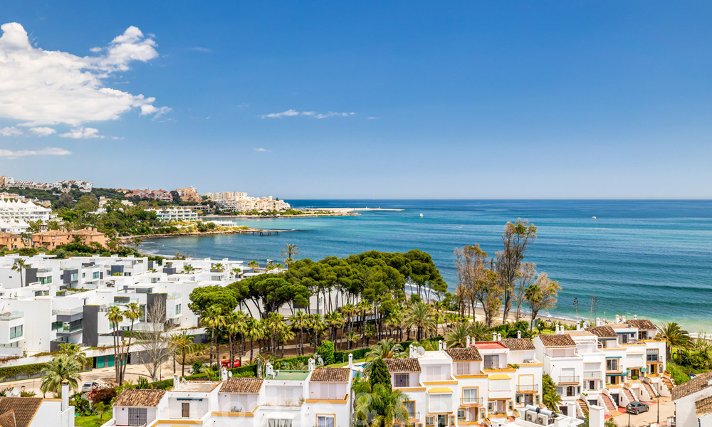 Se vende ático totalmente reformado, con vistas panorámicas al mar, en un complejo de primera línea de playa, en Estepona Oeste 41092