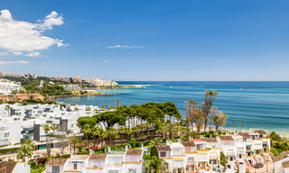 Se vende ático totalmente reformado, con vistas panorámicas al mar, en un complejo de primera línea de playa, en Estepona Oeste 41092 