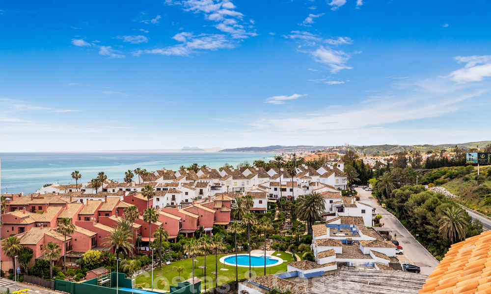 Se vende ático totalmente reformado, con vistas panorámicas al mar, en un complejo de primera línea de playa, en Estepona Oeste 41093