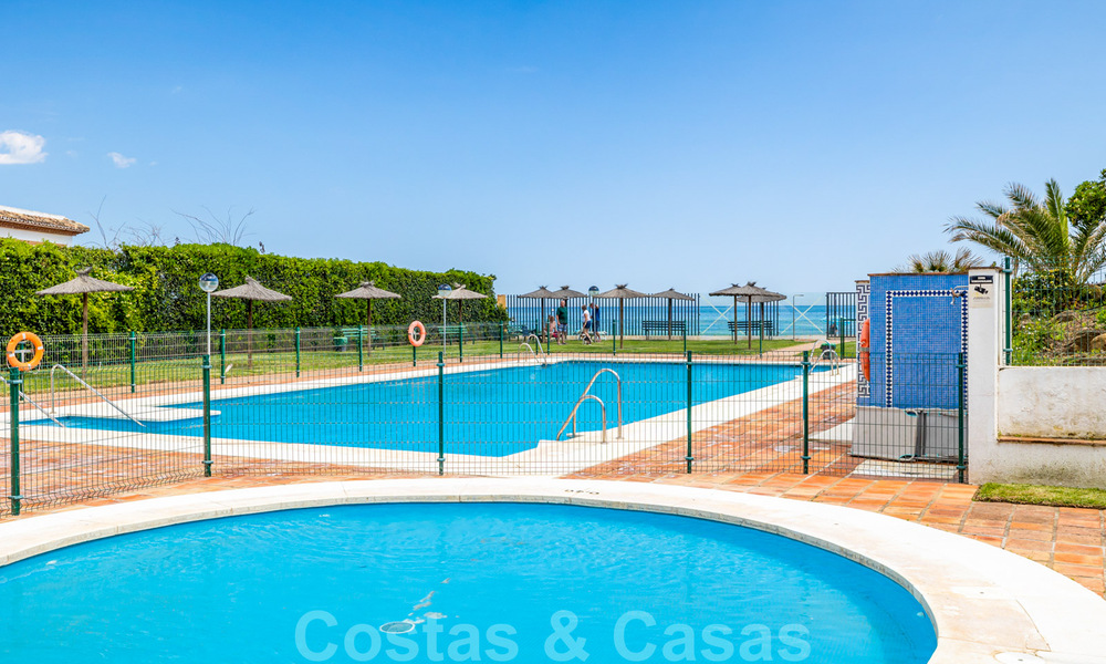 Se vende ático totalmente reformado, con vistas panorámicas al mar, en un complejo de primera línea de playa, en Estepona Oeste 41095