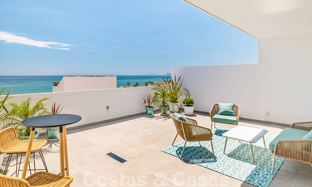 Se vende ático totalmente reformado, con vistas panorámicas al mar, en un complejo de primera línea de playa, en Estepona Oeste 41097