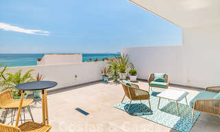 Se vende ático totalmente reformado, con vistas panorámicas al mar, en un complejo de primera línea de playa, en Estepona Oeste 41097 