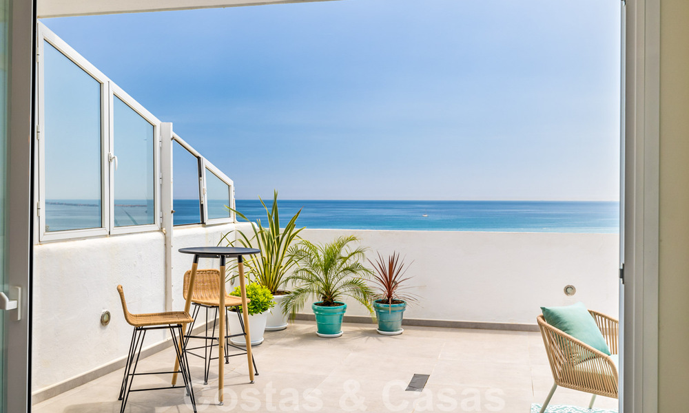 Se vende ático totalmente reformado, con vistas panorámicas al mar, en un complejo de primera línea de playa, en Estepona Oeste 41101