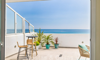 Se vende ático totalmente reformado, con vistas panorámicas al mar, en un complejo de primera línea de playa, en Estepona Oeste 41101 