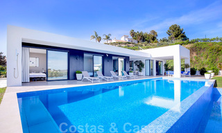 Lista para mudarse, moderna villa de lujo en venta con vistas panorámicas a la montaña y al mar en un complejo cerrado en Marbella - Benahavis 41035 