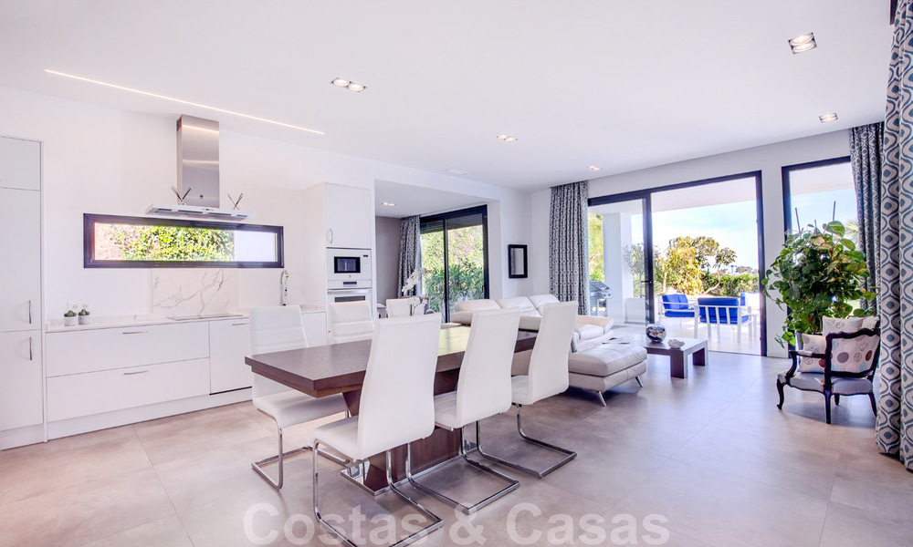 Lista para mudarse, moderna villa de lujo en venta con vistas panorámicas a la montaña y al mar en un complejo cerrado en Marbella - Benahavis 41038