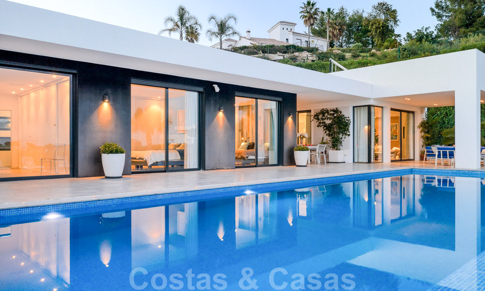 Lista para mudarse, moderna villa de lujo en venta con vistas panorámicas a la montaña y al mar en un complejo cerrado en Marbella - Benahavis 41040