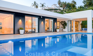 Lista para mudarse, moderna villa de lujo en venta con vistas panorámicas a la montaña y al mar en un complejo cerrado en Marbella - Benahavis 41040 