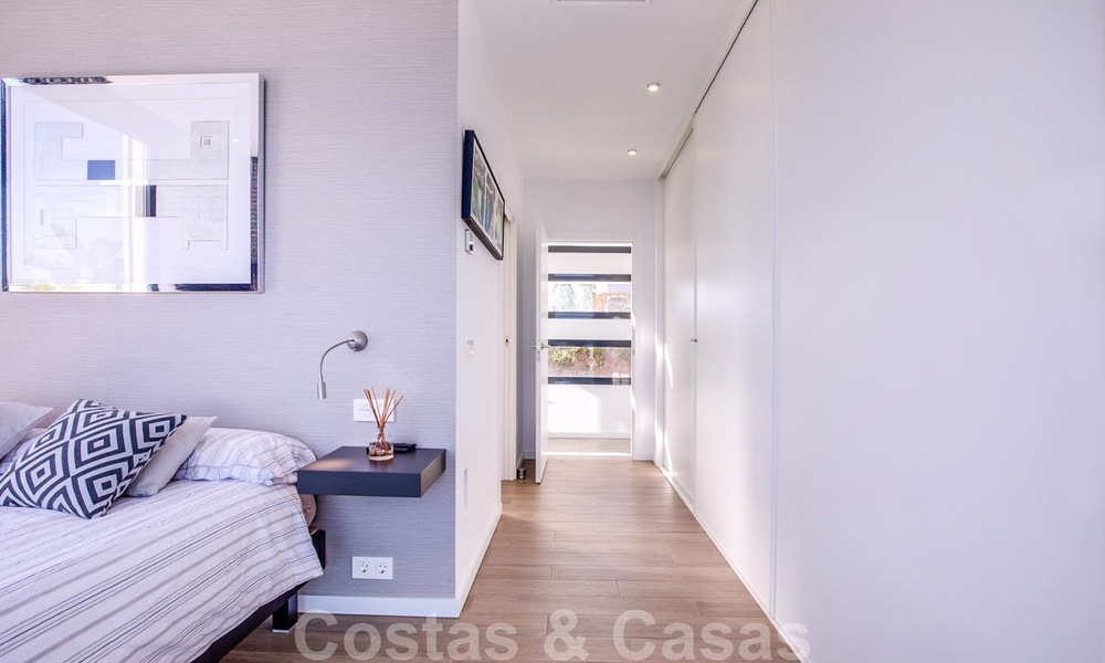 Lista para mudarse, moderna villa de lujo en venta con vistas panorámicas a la montaña y al mar en un complejo cerrado en Marbella - Benahavis 41041