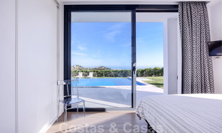 Lista para mudarse, moderna villa de lujo en venta con vistas panorámicas a la montaña y al mar en un complejo cerrado en Marbella - Benahavis 41042 