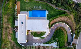 Lista para mudarse, moderna villa de lujo en venta con vistas panorámicas a la montaña y al mar en un complejo cerrado en Marbella - Benahavis 41046 