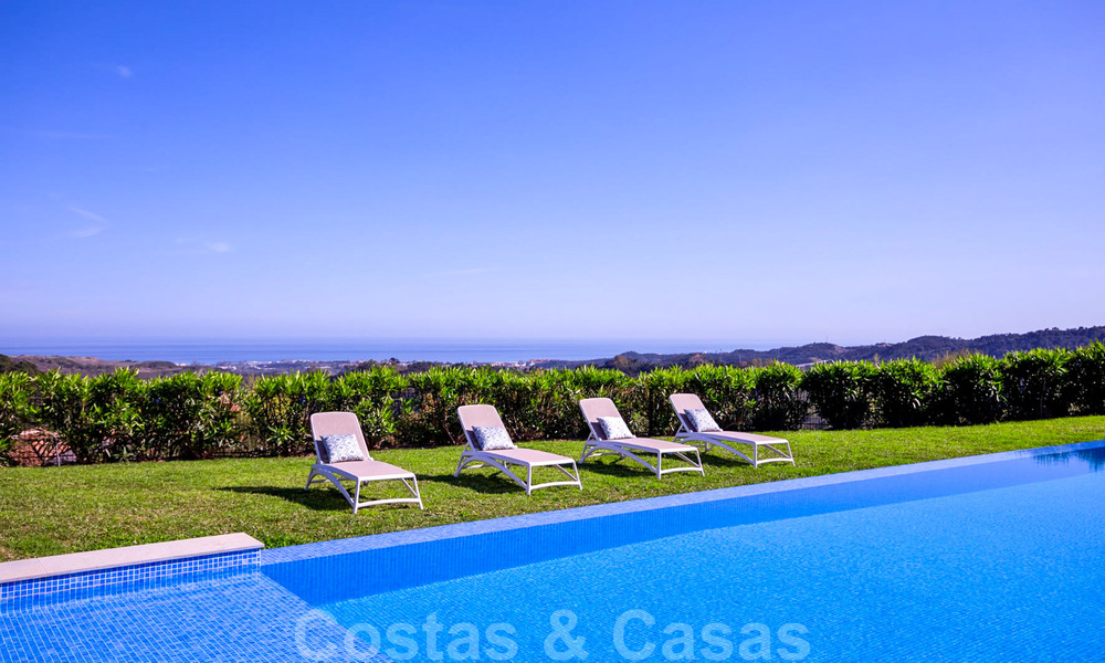 Lista para mudarse, moderna villa de lujo en venta con vistas panorámicas a la montaña y al mar en un complejo cerrado en Marbella - Benahavis 41049