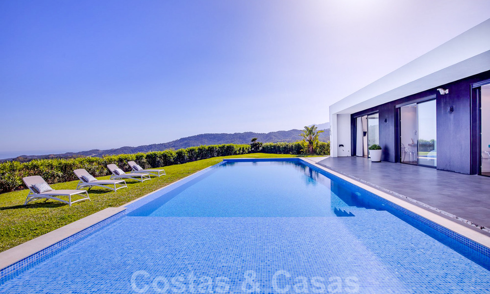 Lista para mudarse, moderna villa de lujo en venta con vistas panorámicas a la montaña y al mar en un complejo cerrado en Marbella - Benahavis 41050