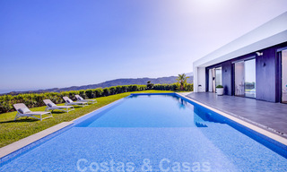 Lista para mudarse, moderna villa de lujo en venta con vistas panorámicas a la montaña y al mar en un complejo cerrado en Marbella - Benahavis 41050 