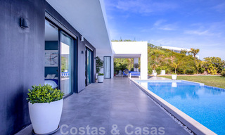 Lista para mudarse, moderna villa de lujo en venta con vistas panorámicas a la montaña y al mar en un complejo cerrado en Marbella - Benahavis 41051 