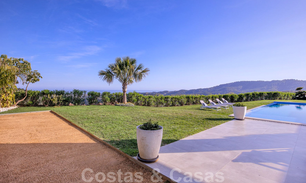 Lista para mudarse, moderna villa de lujo en venta con vistas panorámicas a la montaña y al mar en un complejo cerrado en Marbella - Benahavis 41052