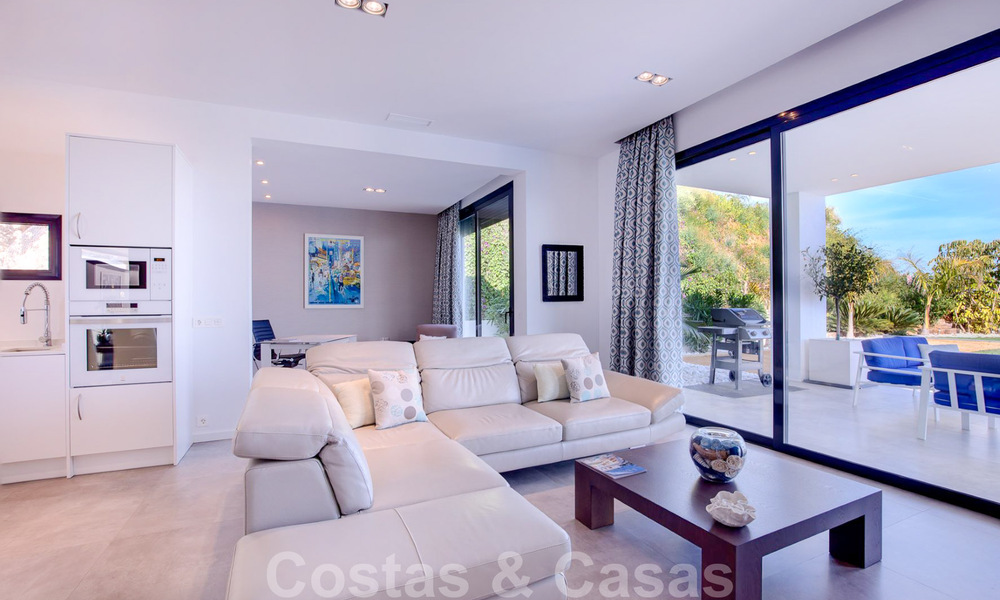 Lista para mudarse, moderna villa de lujo en venta con vistas panorámicas a la montaña y al mar en un complejo cerrado en Marbella - Benahavis 41055