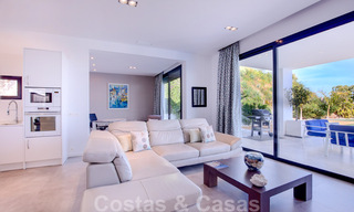 Lista para mudarse, moderna villa de lujo en venta con vistas panorámicas a la montaña y al mar en un complejo cerrado en Marbella - Benahavis 41055 