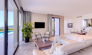Lista para mudarse, moderna villa de lujo en venta con vistas panorámicas a la montaña y al mar en un complejo cerrado en Marbella - Benahavis 41056 