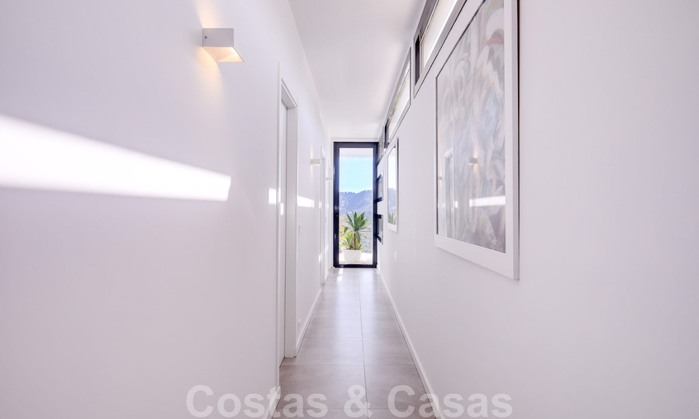 Lista para mudarse, moderna villa de lujo en venta con vistas panorámicas a la montaña y al mar en un complejo cerrado en Marbella - Benahavis 41057