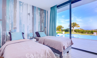 Lista para mudarse, moderna villa de lujo en venta con vistas panorámicas a la montaña y al mar en un complejo cerrado en Marbella - Benahavis 41058 