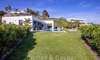 Lista para mudarse, moderna villa de lujo en venta con vistas panorámicas a la montaña y al mar en un complejo cerrado en Marbella - Benahavis 41059 