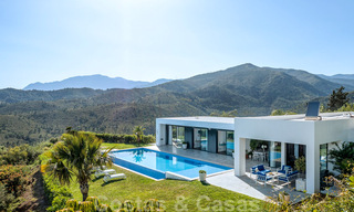 Lista para mudarse, moderna villa de lujo en venta con vistas panorámicas a la montaña y al mar en un complejo cerrado en Marbella - Benahavis 41060 