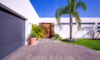 Lista para mudarse, moderna villa de lujo en venta con vistas panorámicas a la montaña y al mar en un complejo cerrado en Marbella - Benahavis 41061 