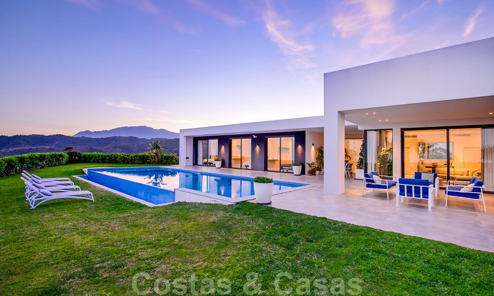 Lista para mudarse, moderna villa de lujo en venta con vistas panorámicas a la montaña y al mar en un complejo cerrado en Marbella - Benahavis 41062