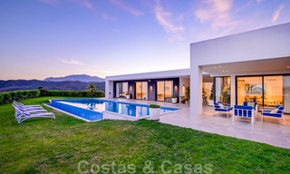 Lista para mudarse, moderna villa de lujo en venta con vistas panorámicas a la montaña y al mar en un complejo cerrado en Marbella - Benahavis 41062 