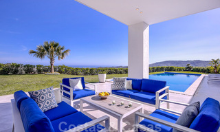Lista para mudarse, moderna villa de lujo en venta con vistas panorámicas a la montaña y al mar en un complejo cerrado en Marbella - Benahavis 41063 