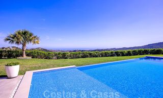 Lista para mudarse, moderna villa de lujo en venta con vistas panorámicas a la montaña y al mar en un complejo cerrado en Marbella - Benahavis 41064 