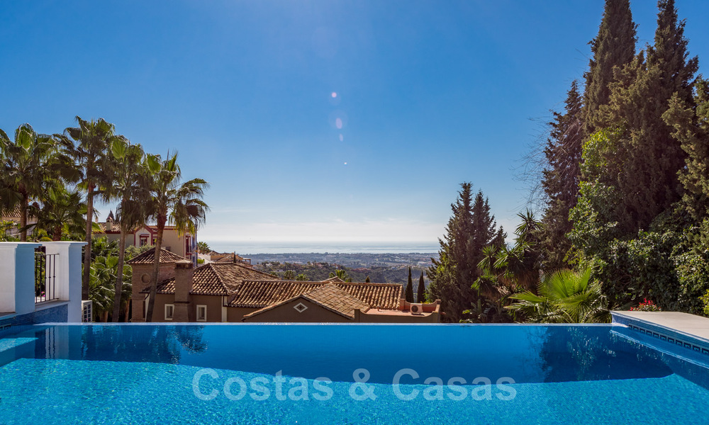 Magnífica villa tradicional andaluza en venta con vistas panorámicas al mar en Benahavis - Marbella 40817