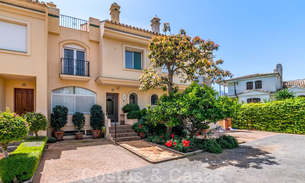 Se vende casa adosada, en primera línea de playa y a poca distancia del centro de Estepona 40825