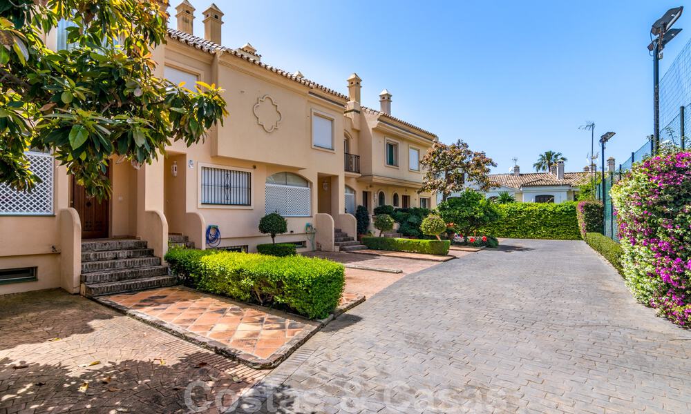Se vende casa adosada, en primera línea de playa y a poca distancia del centro de Estepona 40826