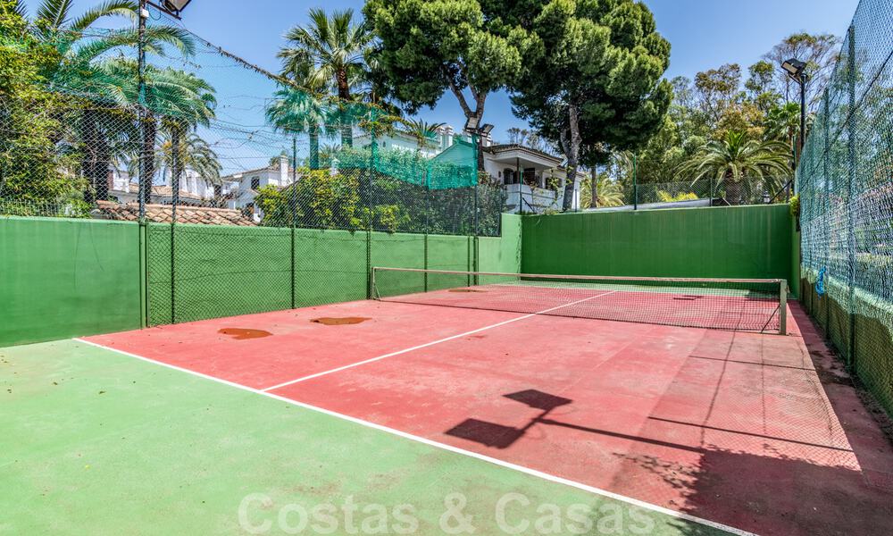 Se vende casa adosada, en primera línea de playa y a poca distancia del centro de Estepona 40827