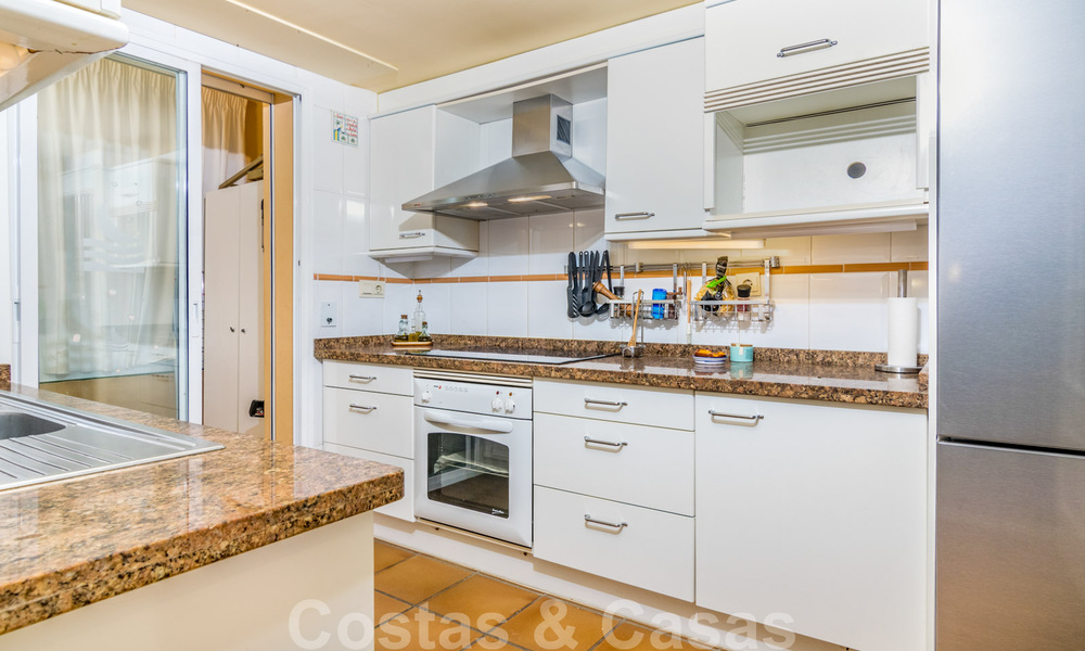 Se vende casa adosada, en primera línea de playa y a poca distancia del centro de Estepona 40829