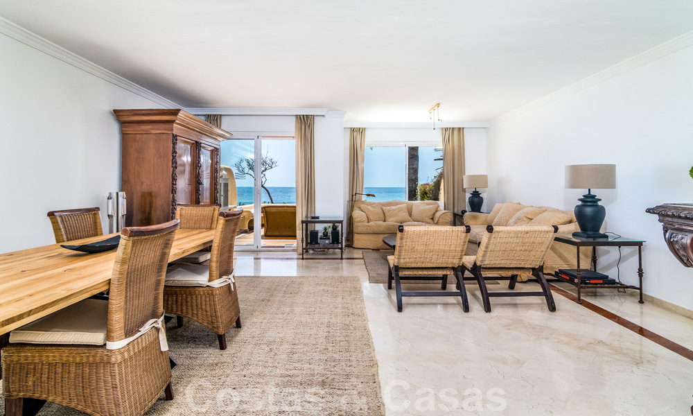 Se vende casa adosada, en primera línea de playa y a poca distancia del centro de Estepona 40832