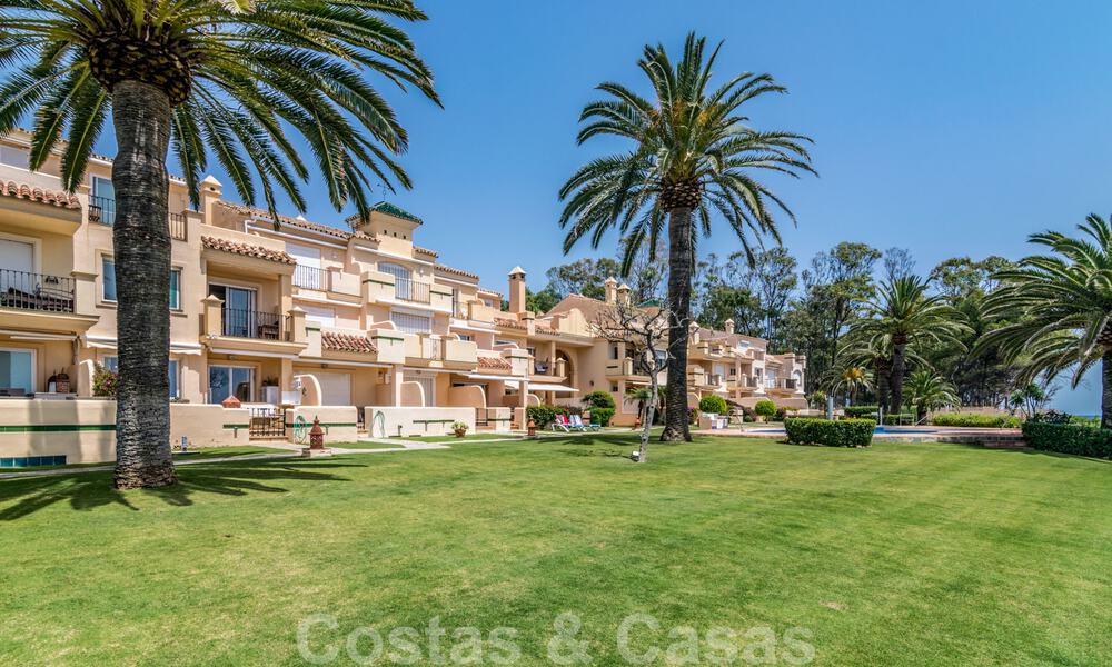 Se vende casa adosada, en primera línea de playa y a poca distancia del centro de Estepona 40842
